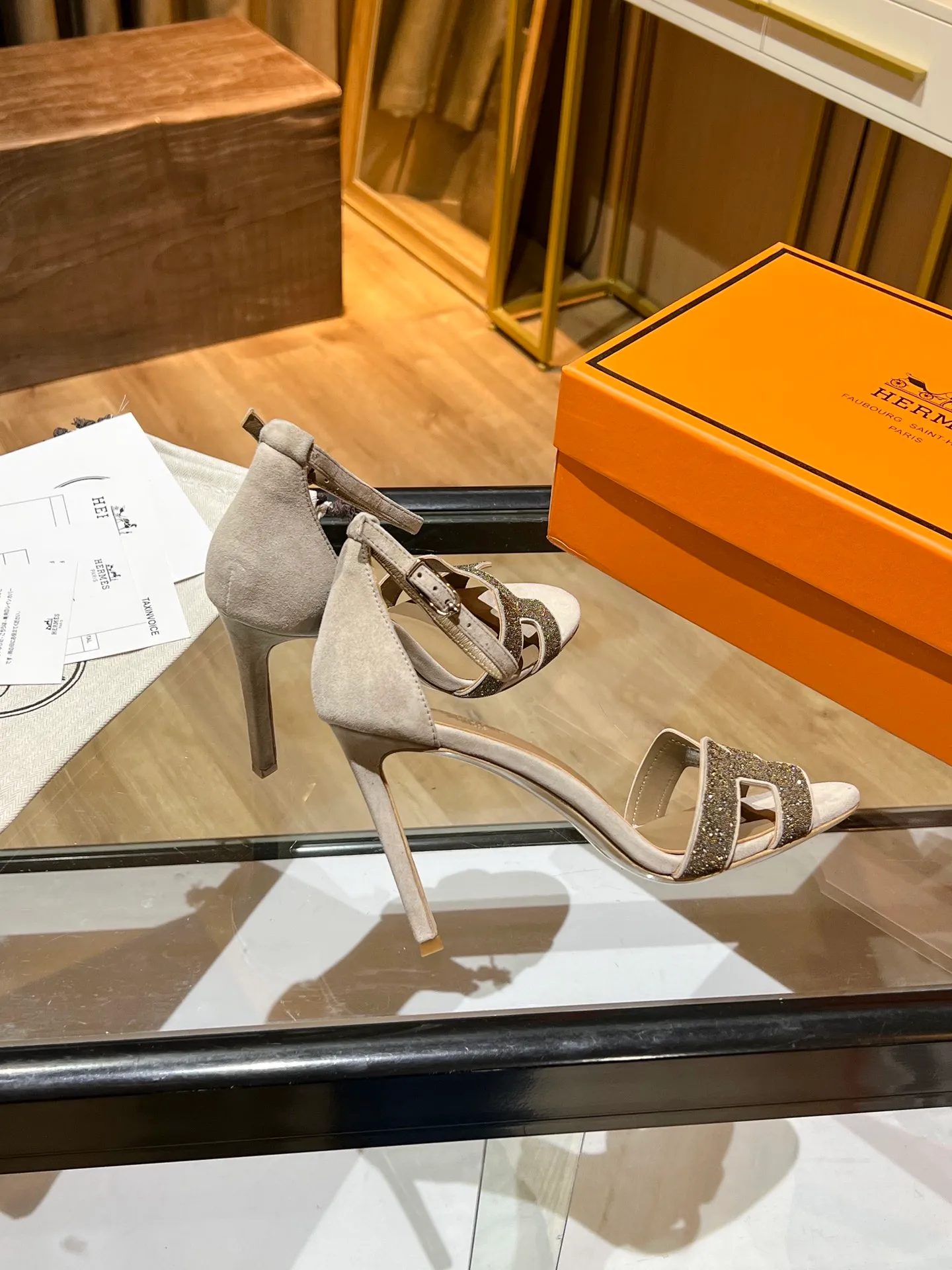 👟👟Ex-factory price 600👟👟 Hermès high-heeled sandals Hermès high-heeled shoes are the simplest, most durable and elegant I have ever seen! ! ! It can hold any style, and the height of 10.5cm is easy to control. Each color has its own unique style. You must buy this one, it is really easy to wear and look good! size: 35-40 (34.40.41 customization is non-returnable and non-exchangeable)
